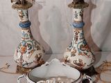deux vases posés sur une table