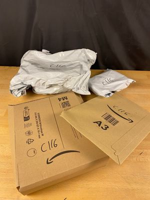 une boîte brune sur une table en bois avec un sac blanc dessus