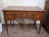 un petit bureau en bois muni de deux tiroirs