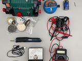 de nombreux appareils électriques disposés sur une table