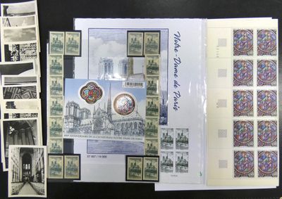 une collection de timbres et de cartes postales exposée sur une table