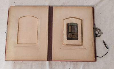 un livre ouvert, contenant une image, posé sur une table