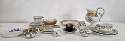 une table blanche sur laquelle sont posées de nombreuses tasses et soucoupes