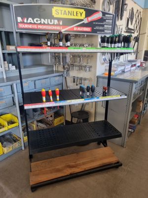 un présentoir d'outils en vente dans le magasin