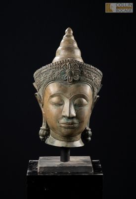 une tête de Bouddha en bronze sur fond noir
