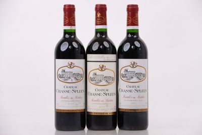 trois bouteilles de vin rouge posées l'une à côté de l'autre sur une surface blanche