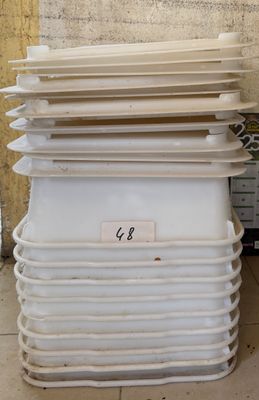 beaucoup d'assiettes empilées les unes sur les autres