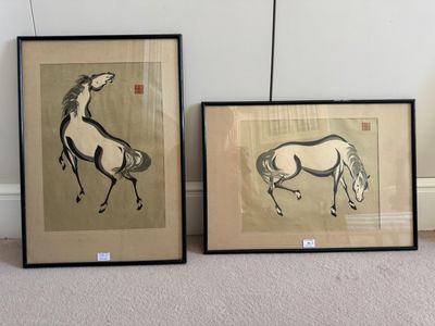 deux photos encadrées représentant un cheval et un cheval au galop sur le sol