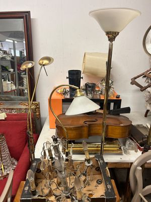 une table avec beaucoup d'objets dans une pièce