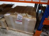 une pile de cartons posée sur une étagère dans un magasin