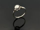 une bague de fiançailles ornée d'une seule pierre au centre