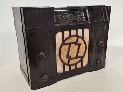 une vieille radio posée sur une table