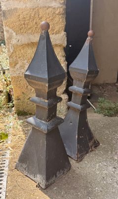 deux poteaux de clôture en fer noir sur le côté d'un immeuble