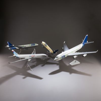 trois maquettes d'avions posées sur une surface blanche