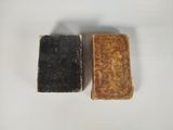 deux pains de savon posés l'un à côté de l'autre sur une surface blanche