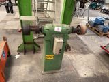 a picture of a machine that is sitting in a garage