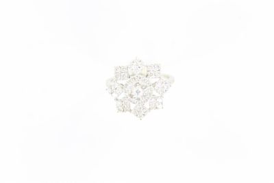 une image représentant une bague en diamant blanc sur fond blanc