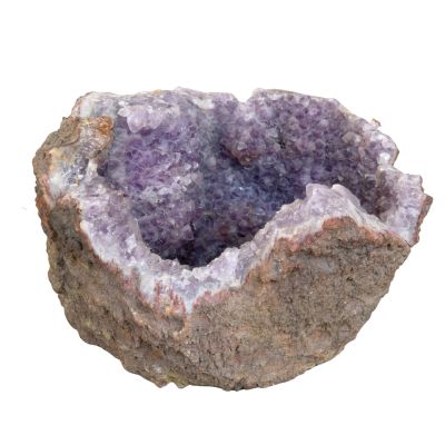 un gros plan sur un morceau de roche recouvert d'une substance violette