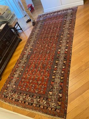 un grand tapis posé au sol dans un salon