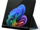 une tablette noire posée sur une surface blanche