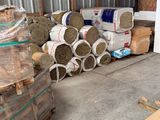 une pile de rouleaux de bois dans un entrepôt
