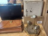 deux valises et une mallette posées sur une table