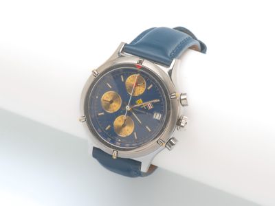 gros plan d'une montre-bracelet sur une surface blanche