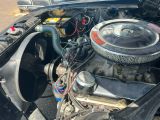 un moteur de voiture, capot ouvert et capot fermé