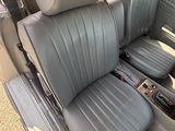 une photo d'une voiture dont les sièges sont rabattus