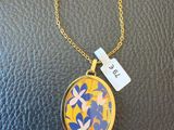 Gros plan sur un collier portant une étiquette