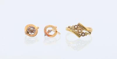 trois paires de boucles d'oreilles en or et diamants posées sur un fond blanc
