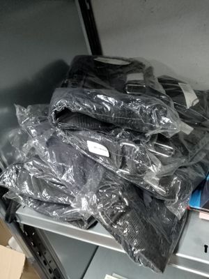 une pile de vêtements posée sur une étagère dans une pièce