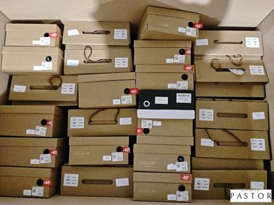 un grand nombre de boîtes empilées les unes sur les autres