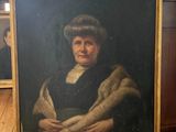 portrait d'une femme portant une étole en fourrure, assise sur une chaise dans une pièce