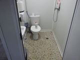une salle de bains équipée de toilettes et d'une douche