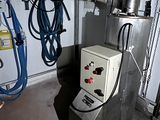 une machine qui se trouve à l'intérieur d'un bâtiment