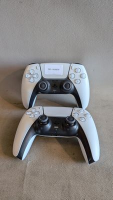 deux manettes de jeux vidéo posées l'une à côté de l'autre sur le sol