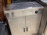 une armoire en acier inoxydable avec une porte et une poubelle