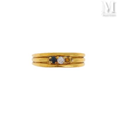 un gros plan d'une bague en or sertie de deux saphirs