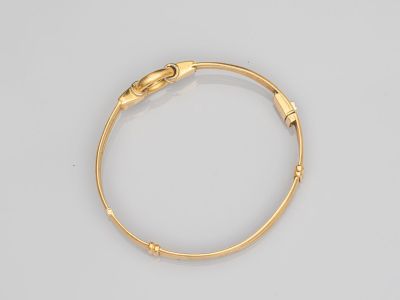 un bracelet en or 18 carats avec un fermoir en forme de serpent