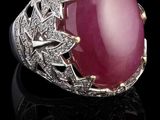 une bague en rubis et diamants
