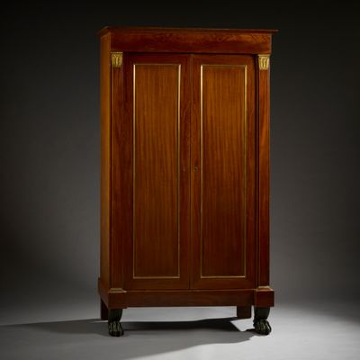 Armoire en acajou et placage d’acajou mouluré (fentes), ouvr…