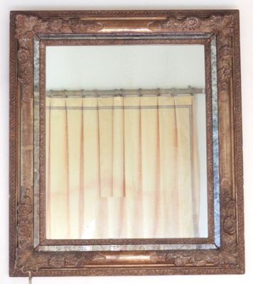 un miroir accroché au mur, avec un rideau derrière