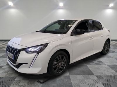 la voiture blanche est garée sur le sol à carreaux d'une pièce