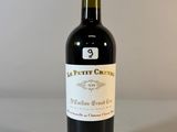 une bouteille de vin posée sur une table