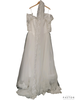 une robe de mariée suspendue à un cintre sur fond blanc