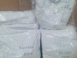 plusieurs paquets de papier toilette sont empilés les uns sur les autres