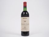 une bouteille de vin rouge posée sur une table blanche