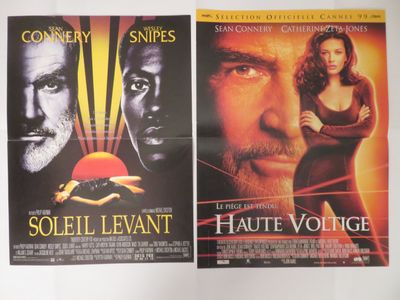 deux affiches de cinéma représentant un homme et une femme sur un mur blanc