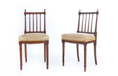 PAIRE DE CHAISES Dossiers droits ajourés, surmontés de deux …